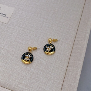 Orecchini tondi vintage placcati in oro con smalto nero e dettagli in perle