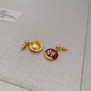Orecchini asimmetrici in smalto rosso con perle in stile vintage placcato oro