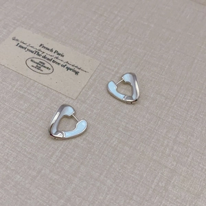 Orecchini a cuore irregolare stile francese in argento con dettagli in smalto bianco