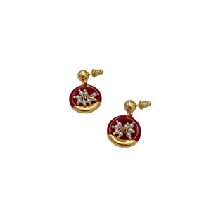 Orecchini pendenti in smalto rosso placcati oro con dettagli floreali in perle