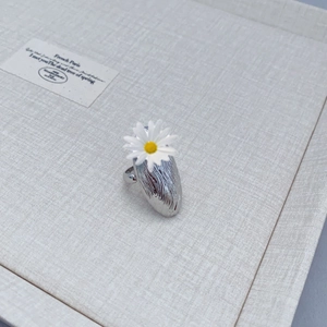 Irregular vintage textured silver ring with white daisy flower and yellow stamens