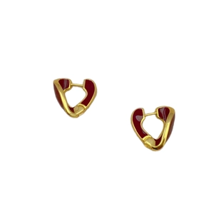 Orecchini a cuore placcati in oro design francese con finitura in smalto rosso