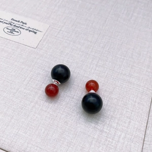 Orecchini vintage francesi con perle di ebano nero e agata rossa su metallo argento