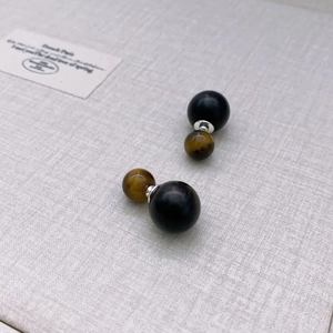 Orecchini a perno vintage francesi con occhio di tigre e perle nere in argento spazzolato