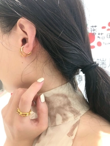 Eleganter Gold-Ear-Cuff mit Perlen und passendem Kettenring an einem Model für einen Look