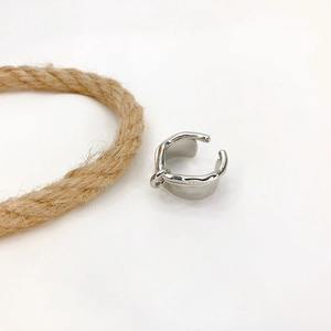 Polierter silberner Ring in unregelmäßiger Form mit flüssiger Textur und kleiner Öse