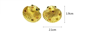 Détails des boucles d'oreilles coquillage en or 18 carats, dimensions 1,9 cm et 2,1 cm