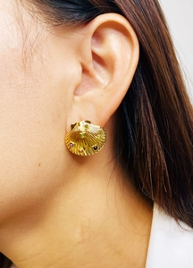 Détail de boucles d'oreilles coquillage plaquées or 18 carats avec gemmes colorées