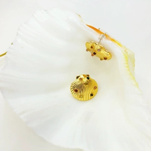 Élégantes boucles d'oreilles coquillage plaquées or 18 carats avec pierres colorées