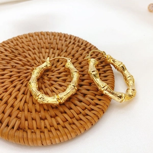 Detailaufnahme von 18K vergoldeten Messing-Creolen mit natürlicher Bambus-Struktur