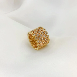Detaillierte Makroansicht des breiten goldenen Rings mit fünf Reihen funkelnder Zirkoniasteine