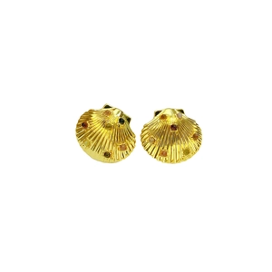 Boucles d'oreilles coquillages plaquées or 18K avec pierres précieuses colorées sur fond blanc