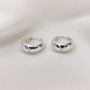 Minimalist silver oval chunky hoop earrings with a high-polished mirror finish in pairs