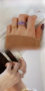 Detailansicht von 18K vergoldetem Marmor-Emaille-Ring und dünner Goldkettchen-Ring-Set