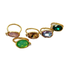 Ensemble de cinq bagues dorées vintage avec pierres précieuses ovales colorées et variées