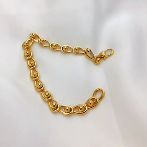 Detail eines 18K vergoldeten Armbands mit hohlen Tropfenliedern und Perlenakzenten