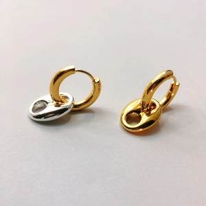 Orecchini a cerchio bicolore placcati oro 18K con ciondoli a maglia di maiale lucidi