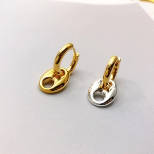 Dettaglio degli orecchini a naso di maiale placcati oro 18K e argento con finitura lucida