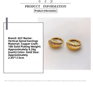 Détail de boucles d'oreilles en cuivre plaqué or 18K avec texture spirale et dimensions