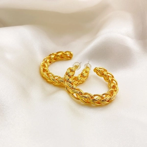 Élégantes boucles d'oreilles créoles en C plaquées or 18K avec texture torsadée