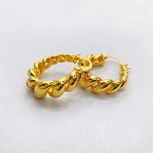 Boucles d'oreilles croissant plaquées or 18 carats avec design élégant à texture spirale