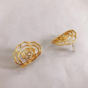 Orecchini A Lobo A Fiore Traforato Con Perno In Argento Sterling 925 Rame Placcato Oro 18K Strass Gioielli Eleganti Per Donna