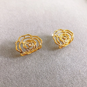 Orecchini a rosa traforati placcati oro 18K con zircone su sfondo in feltro grigio