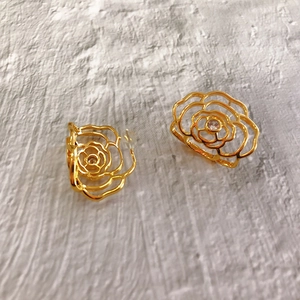 Orecchini a rosa traforata placcati oro 18K con cristallo centrale e perni in argento S925