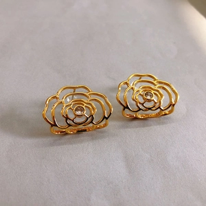 Orecchini a fiore placcati in oro 18K con design a camelia traforata e zircone lucido