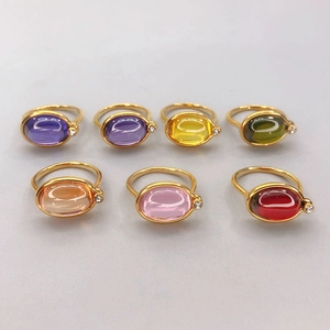 Set aus 18K vergoldeten ovalen Edelsteinringen mit Zirkonia-Akzenten in sieben Farben
