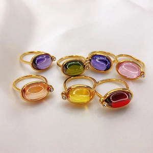 Set aus sieben 18K vergoldeten Ringen mit leuchtenden ovalen bunten Edelsteinen