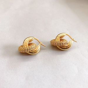 Detailansicht vergoldeter Creolen mit Zirkonia-Besatz und gedrehtem Doppelring-Design