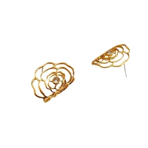 Orecchini a perno a rosa traforata placcati oro 18K con cristallo centrale