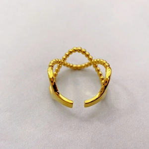 Minimalistischer vergoldeter Ring mit verschlungenen Linien und Hohlperlen-Design