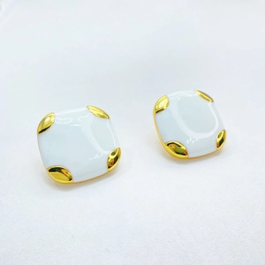 Quadratische weiße Emaille-Ohrstecker mit 18K Vergoldung und Vintage-Metallakzenten
