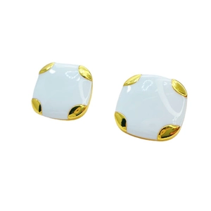 Quadratische weiße Emaille-Ohrstecker mit 18K Goldbeschichtung im minimalistischen Vintage-Stil