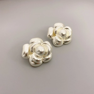 Elegante 3D-Kamelienblüten-Ohrstecker in Perlweiß mit hochglänzendem Metall-Finish