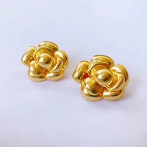 Detailaufnahme der mit 18K Gold vergoldeten Kamelien-Ohrstecker mit Lagen-Blütenblättern