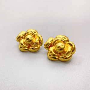 Elegante goldfarbene Kamelienblüten-Ohrstecker mit geschichteten Blütenblättern in Matt