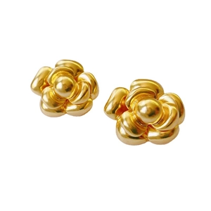 Elegante 18K vergoldete Kamelien-Ohrstecker mit einer glänzenden Oberfläche aus Metall