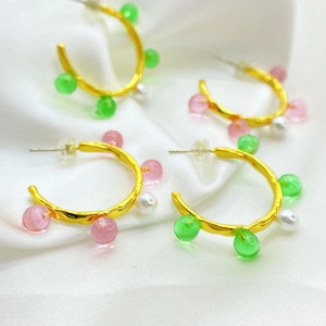 Boucles d'oreilles créoles en C plaquées or 18 carats avec perles colorées et nacre