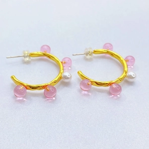 Boucles d'oreilles créoles dorées 18K avec perles roses transparentes et blanches