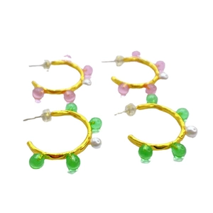 Boucles d'oreilles créoles dorées 18K avec perles et billes colorées en deux modèles