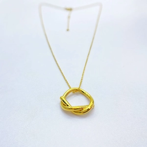 Dettaglio del ciondolo ad anello intrecciato placcato oro 18K con catena a maglie fine