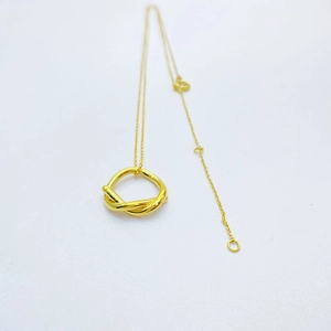 Collana minimalista placcata in oro 18K con ciondolo a cerchio a nodo intrecciato da donna