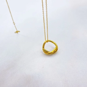 Collana minimalista placcata oro 18K con un esclusivo ciondolo a cerchi intrecciati e ritorti