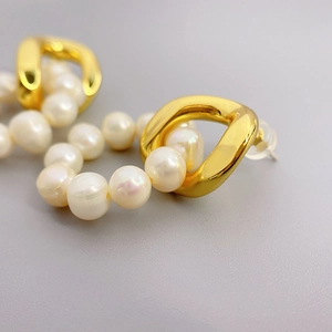 Fashionable 18K gold-plated chain link earrings with white round cultured pearls