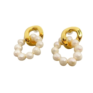 Fashionable 18K gold plated hoop earrings featuring elegant nested white pearl circles