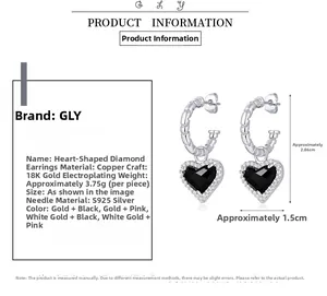 Détail de boucles d'oreilles cœur en cuivre plaqué or 18 carats avec tiges en argent S925
