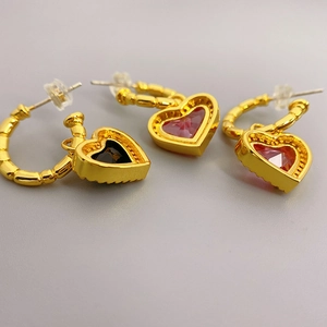 Boucles d'oreilles cœur en or avec zircons roses et noirs pour femmes